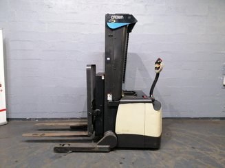 Штабелер с кадрируюющей поперечиной Crown SHR5540-1.6