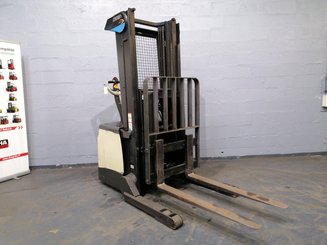 Штабелер с кадрируюющей поперечиной Crown SHR5540-1.6