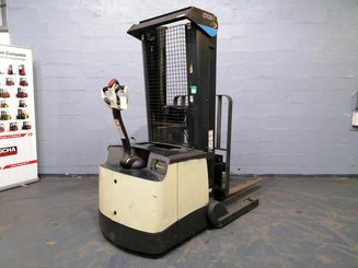 Штабелер с кадрируюющей поперечиной Crown SHR5540-1.6