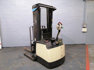 Штабелер с кадрируюющей поперечиной Crown SHR5540-1.6