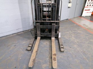 Штабелер с кадрируюющей поперечиной Crown SHR5540-1.6