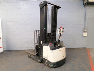 Штабелер с кадрируюющей поперечиной Crown SHR5520-1.1