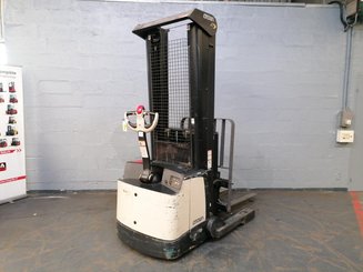 Штабелер с кадрируюющей поперечиной Crown SHR5520-1.1