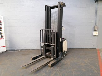 Штабелер с кадрируюющей поперечиной Crown SHR5520-1.1