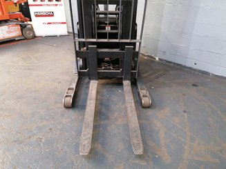 Штабелер с кадрируюющей поперечиной Crown SHR5520-1.1