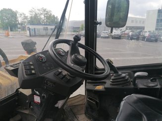 Сочлененный погрузчик Caterpillar 904B