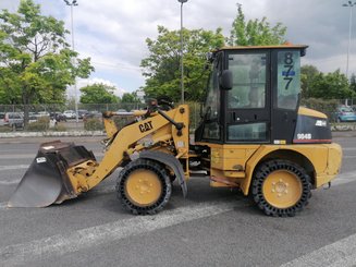 Сочлененный погрузчик Caterpillar 904B