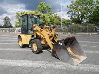 Сочлененный погрузчик Caterpillar 904B