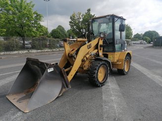Сочлененный погрузчик Caterpillar 904B