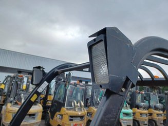 Четырехопорные погрузчики Caterpillar GP25N