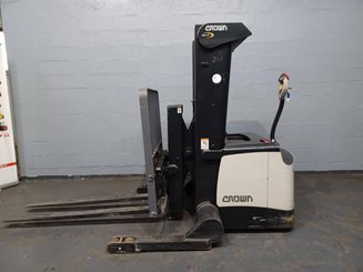 Штабелер с кадрируюющей поперечиной Crown SHR5540-1.6