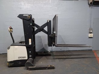 Штабелер с кадрируюющей поперечиной Crown SHR5540-1.6
