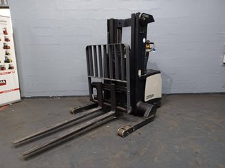 Штабелер с кадрируюющей поперечиной Crown SHR5540-1.6