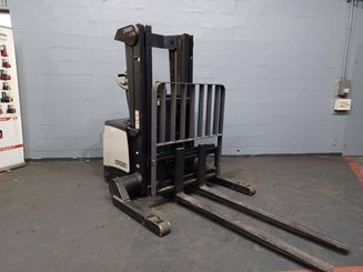 Штабелер с кадрируюющей поперечиной Crown SHR5540-1.6