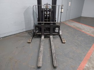 Штабелер с кадрируюющей поперечиной Crown SHR5540-1.6