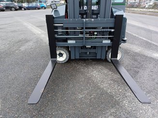 Четырехходовый вилочный погрузчик Combilift CBE3000
