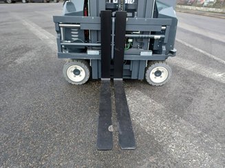 Четырехходовый вилочный погрузчик Combilift CBE3000