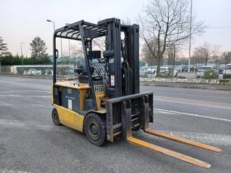 Четырехопорные погрузчики Caterpillar EP25K