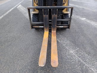 Четырехопорные погрузчики Caterpillar EP25K