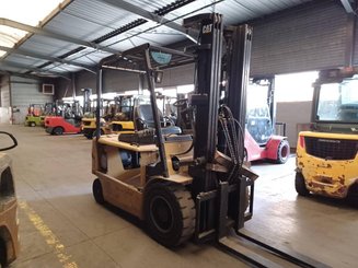 Четырехопорные погрузчики Caterpillar EP35K