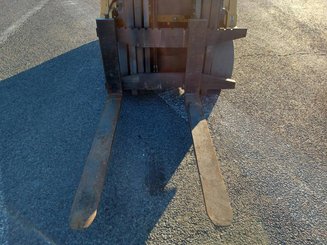 Четырехопорные погрузчики Caterpillar GC45K SWB
