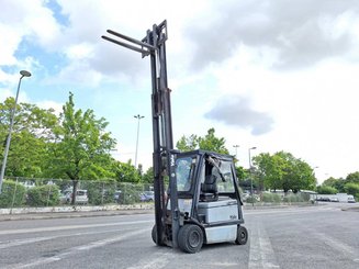 Четырехопорные погрузчики Yale ERP30