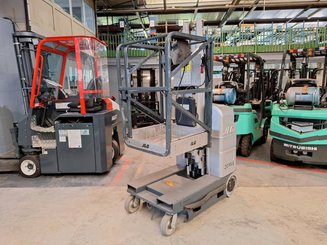 Строительный подъёмник с вертикальной мачтой JLG 20MVL