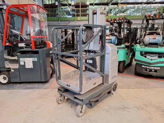 Строительный подъёмник с вертикальной мачтой JLG 20MVL - 1