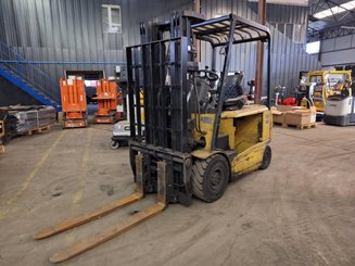 Четырехопорные погрузчики Caterpillar EP25K