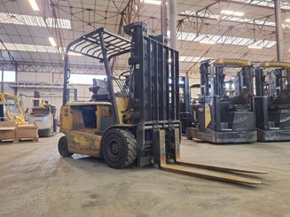 Четырехопорные погрузчики Caterpillar EP25K