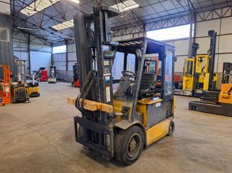 Четырехопорные погрузчики Caterpillar EP30K