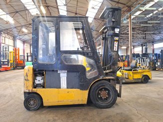 Четырехопорные погрузчики Caterpillar EP30K