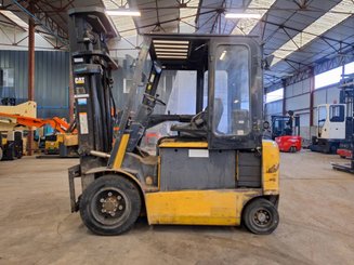 Четырехопорные погрузчики Caterpillar EP30K