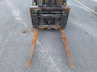 Четырехопорные погрузчики Caterpillar GP25NTD