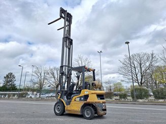 Четырехопорные погрузчики Caterpillar GP25NTD