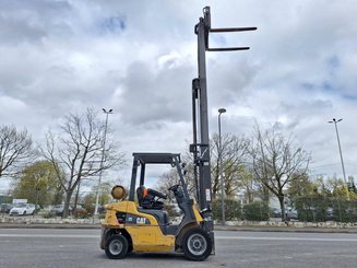Четырехопорные погрузчики Caterpillar GP25NTD