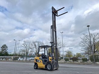 Четырехопорные погрузчики Caterpillar GP25NTD