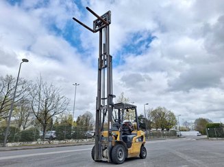 Четырехопорные погрузчики Caterpillar GP25NTD