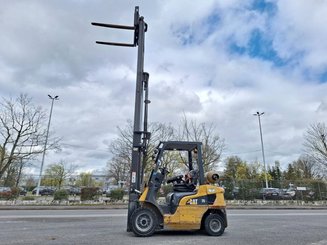 Четырехопорные погрузчики Caterpillar GP25NTD