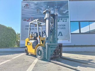 Четырехопорные погрузчики Caterpillar GP25NTD