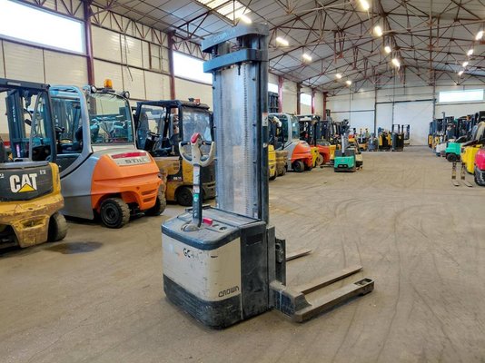 Штабелер с кадрируюющей поперечиной Crown WS2300 1.8 - 1