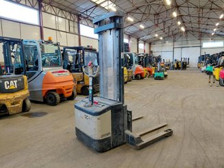 Штабелер с кадрируюющей поперечиной Crown WS2300 1.8