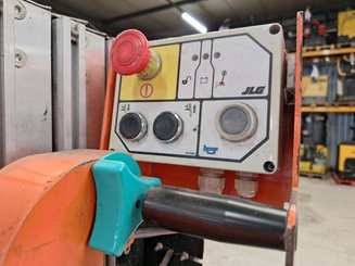Строительный подъёмник с вертикальной мачтой JLG TOUCAN DUO