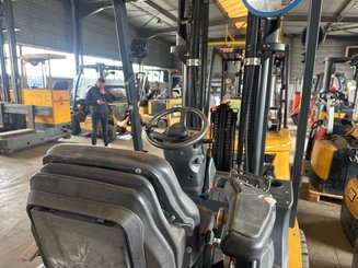 Четырехопорные погрузчики Caterpillar GP30NTD