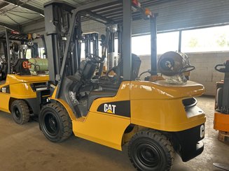 Четырехопорные погрузчики Caterpillar GP30NTD