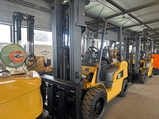 Четырехопорные погрузчики Caterpillar GP30NTD