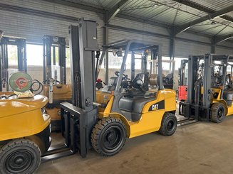 Четырехопорные погрузчики Caterpillar GP30NTD