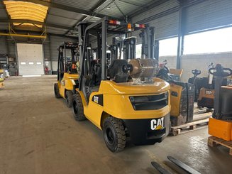 Четырехопорные погрузчики Caterpillar GP30NTD