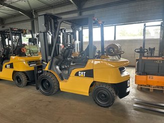Четырехопорные погрузчики Caterpillar GP30NTD