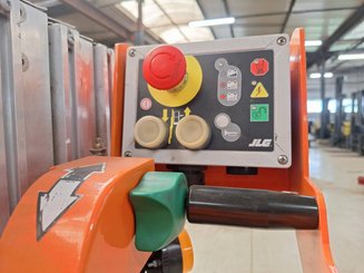 Строительный подъёмник с вертикальной мачтой JLG TOUCAN DUO